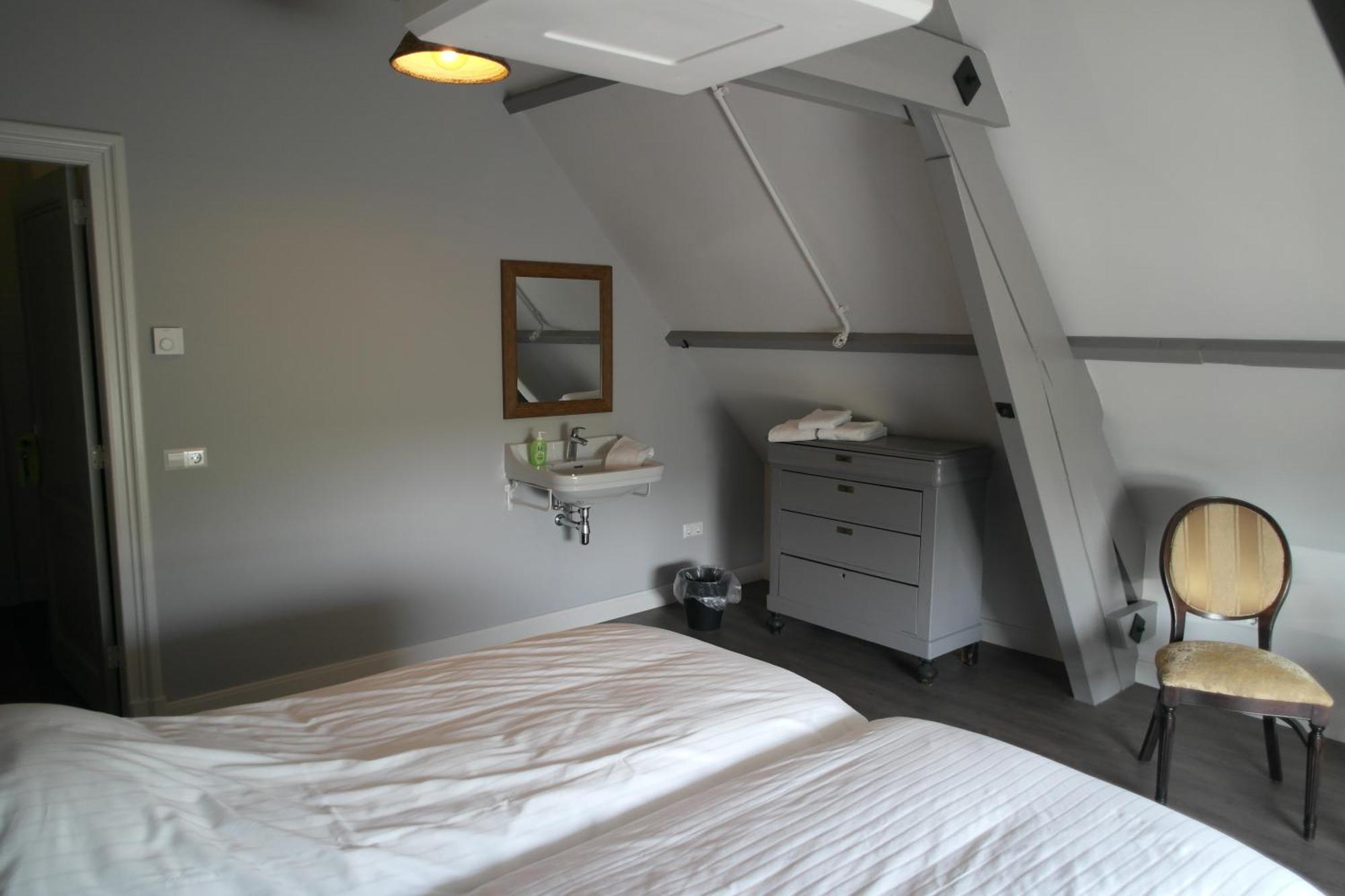 B&B Groepsaccommodatie De Pastorie Lage Mierde Exterior photo