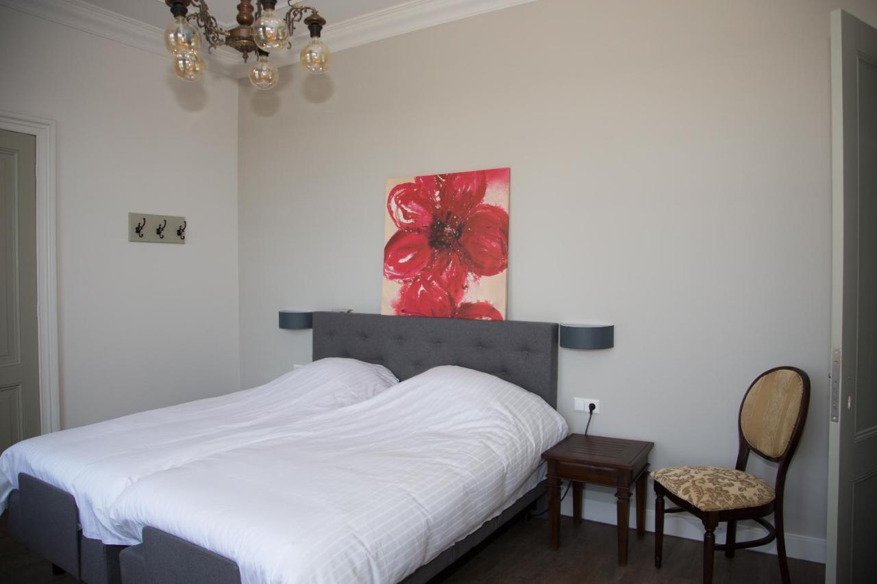B&B Groepsaccommodatie De Pastorie Lage Mierde Exterior photo